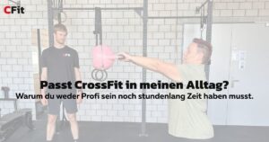 Ein Coach von CFit Einsiedeln unterstützt ein Mitglied professionell und motiviert beim funktionellen Training in der Fitness-Box.