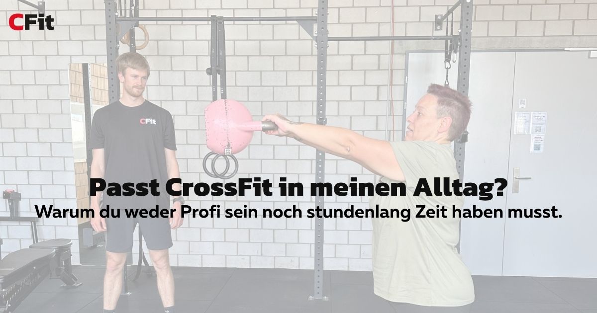 Ein Coach von CFit Einsiedeln unterstützt ein Mitglied professionell und motiviert beim funktionellen Training in der Fitness-Box.