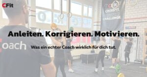Ein Coach von CFit Einsiedeln leitet ein Mitglied beim funktionellen Training an und korrigiert die Ausführung für maximale Sicherheit.