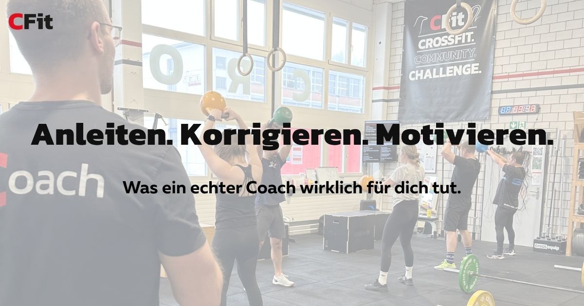 Ein Coach von CFit Einsiedeln leitet ein Mitglied beim funktionellen Training an und korrigiert die Ausführung für maximale Sicherheit.