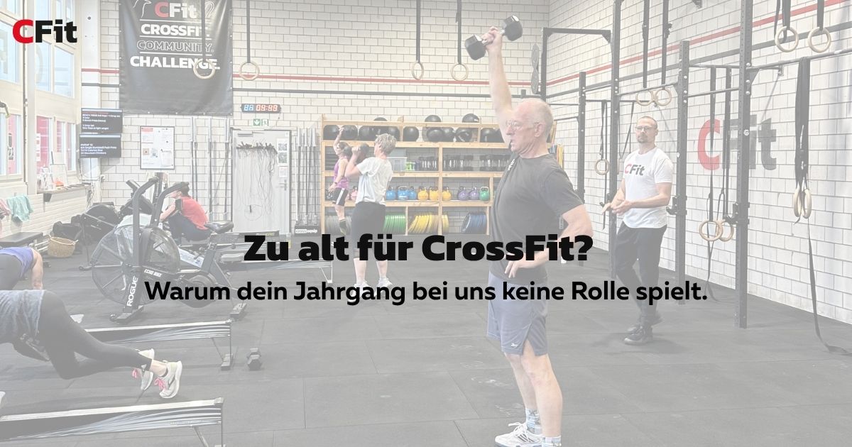 Ein älteres Mitglied beim funktionellen Training mit Dumbbells bei CFit Einsiedeln zum Thema: Zu alt für CrossFit.