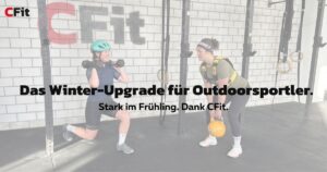 Zwei Athletinnen trainieren in der CFit Einsiedeln Box. Eine Frau im Fahrradhelm macht Lunges mit Kurzhanteln, die andere macht im Hintergrund Deadlifts mit der Kettlebell. Text auf dem Bild: Das Winter-Upgrade für Outdoorsportler.