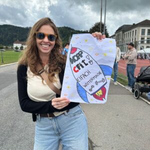 CFit Mitglied feuert Läufer beim Sihlseelauf in Einsiedeln an